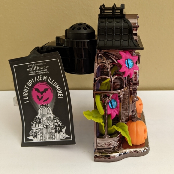 Bath and Body Works Halloween Haunted House Wallflower Plugin Lights Up - Picture 3 of 3